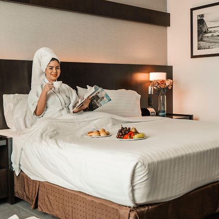 Holiday Inn Guayaquil Airport By Ihg Buitenkant foto A guest in a hotel room