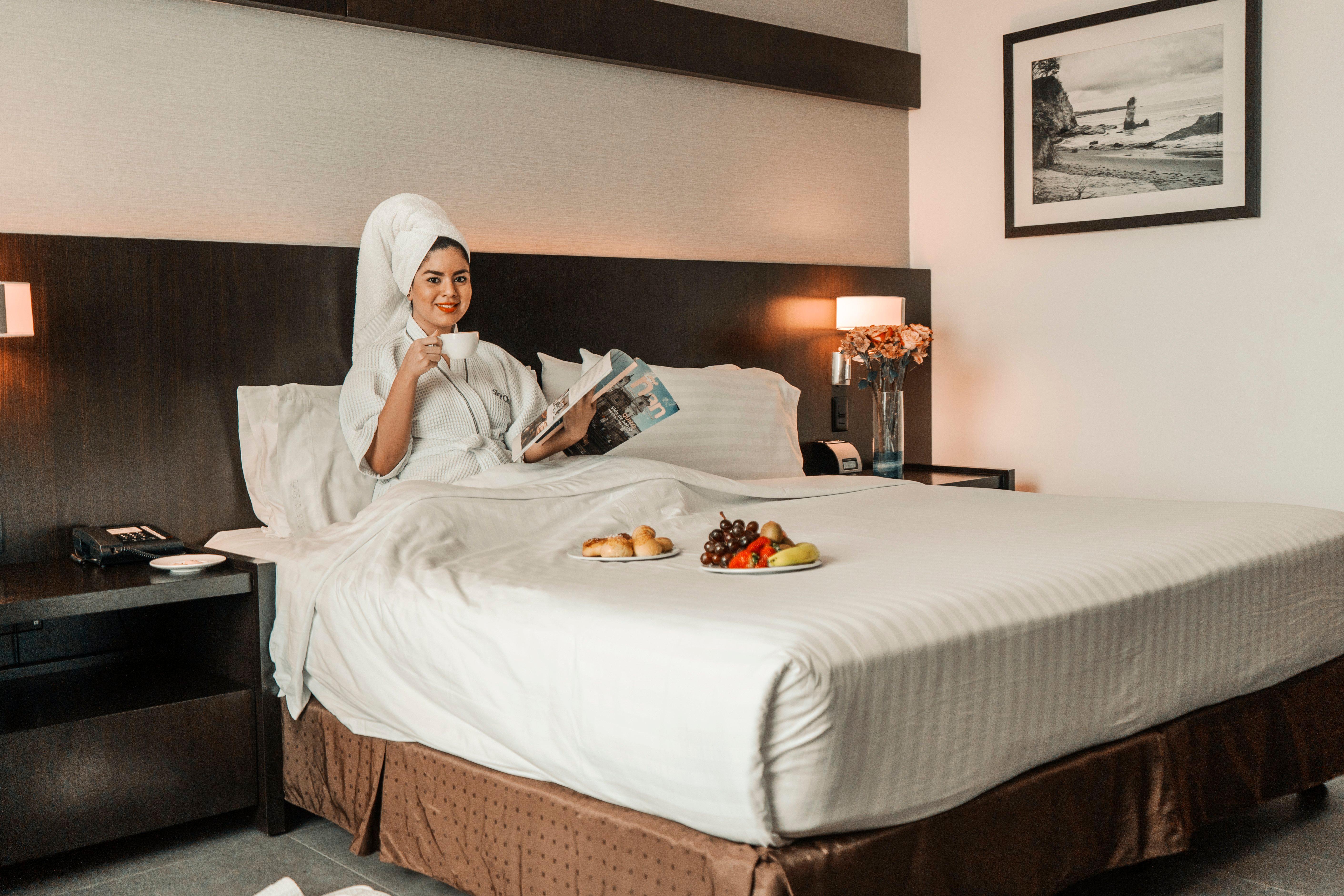 Holiday Inn Guayaquil Airport By Ihg Buitenkant foto A guest in a hotel room