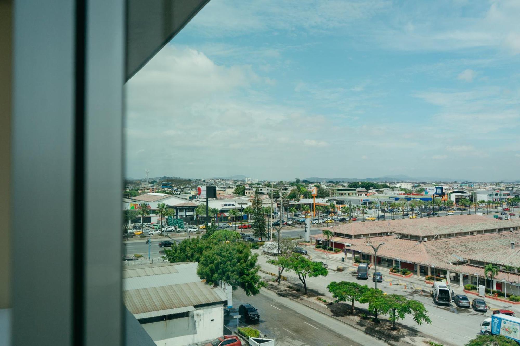 Holiday Inn Guayaquil Airport By Ihg Buitenkant foto View of the city from the hotel