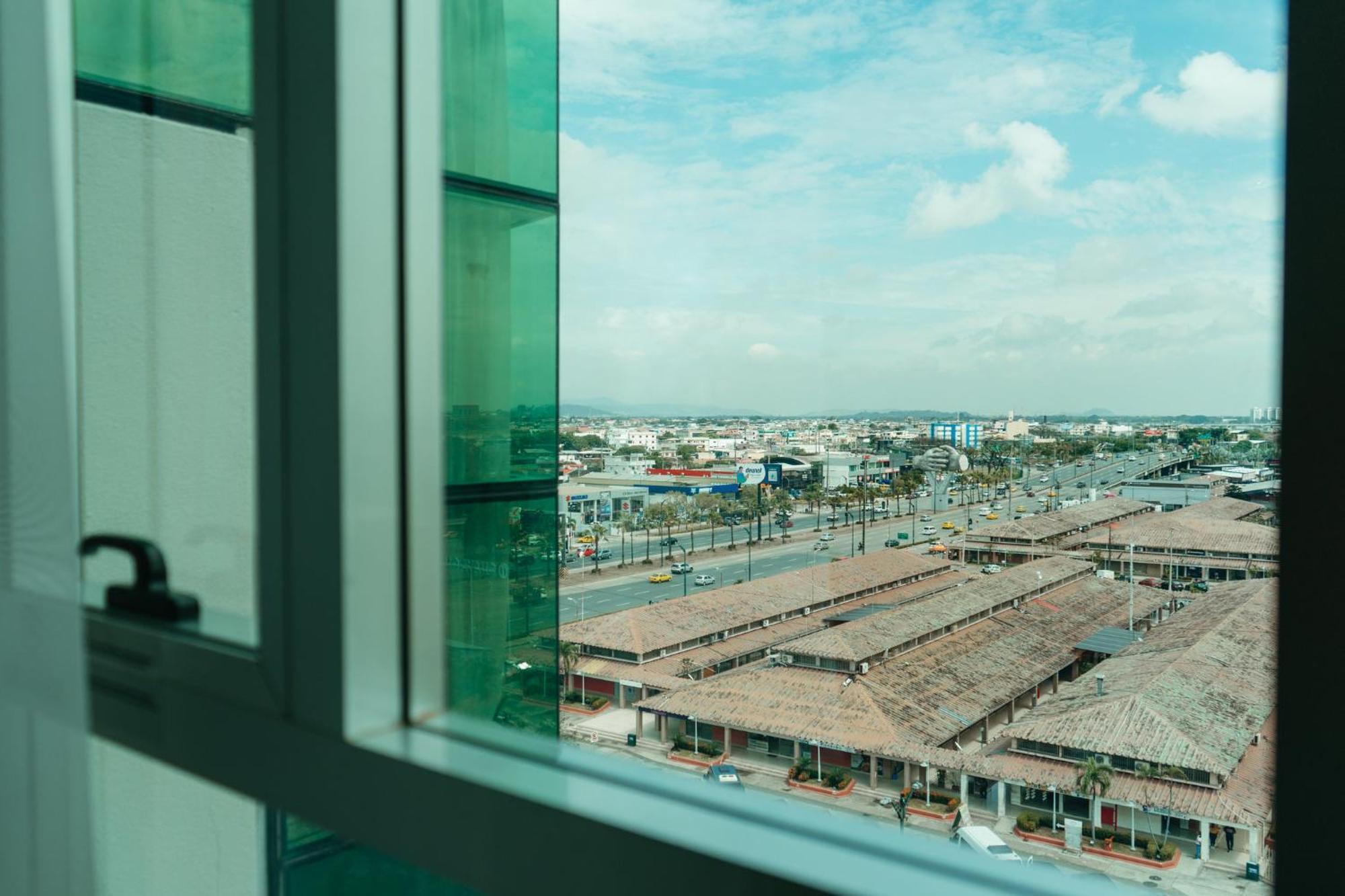 Holiday Inn Guayaquil Airport By Ihg Buitenkant foto View of the airport from the hotel