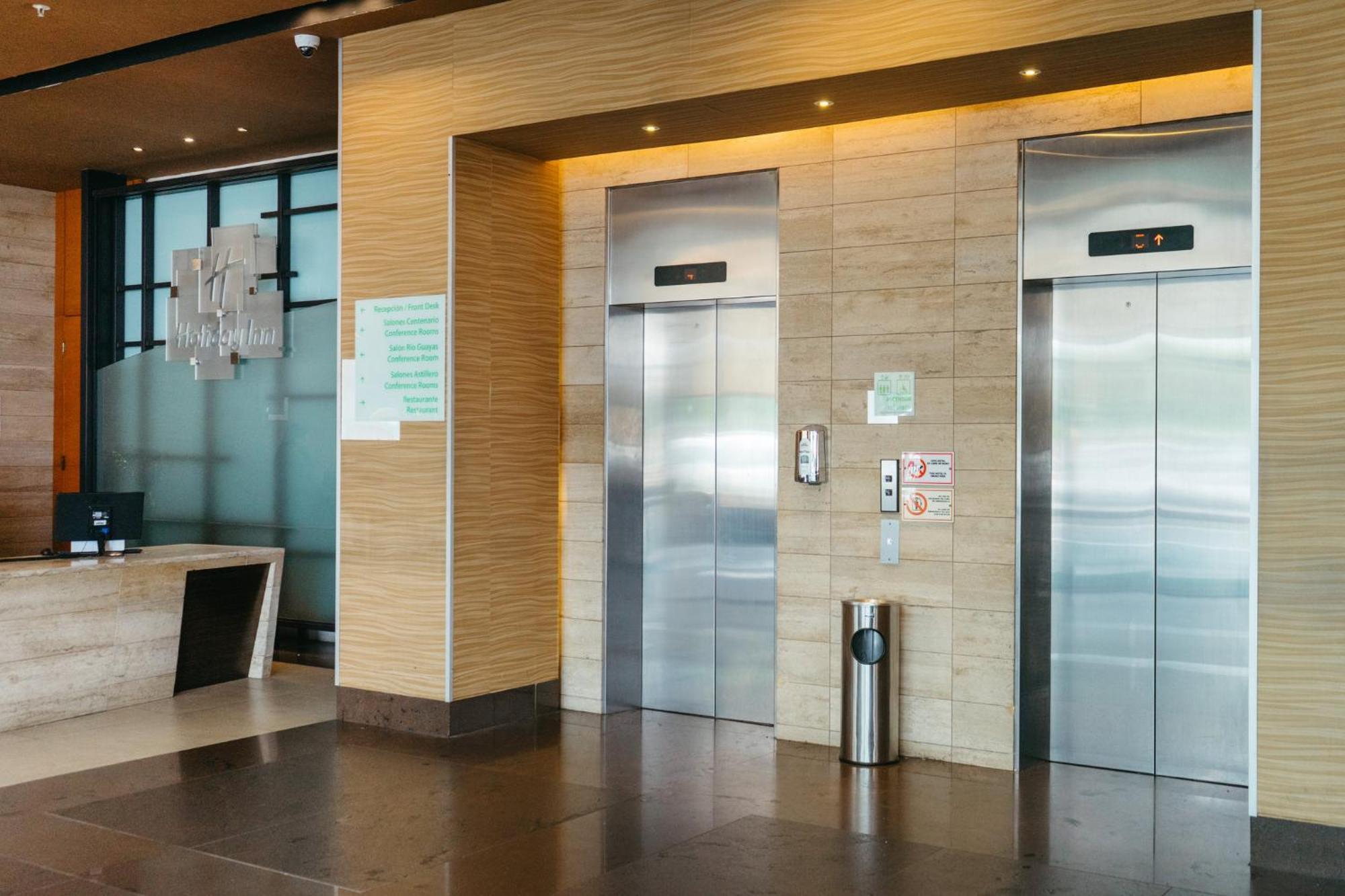 Holiday Inn Guayaquil Airport By Ihg Buitenkant foto Elevators in a hotel