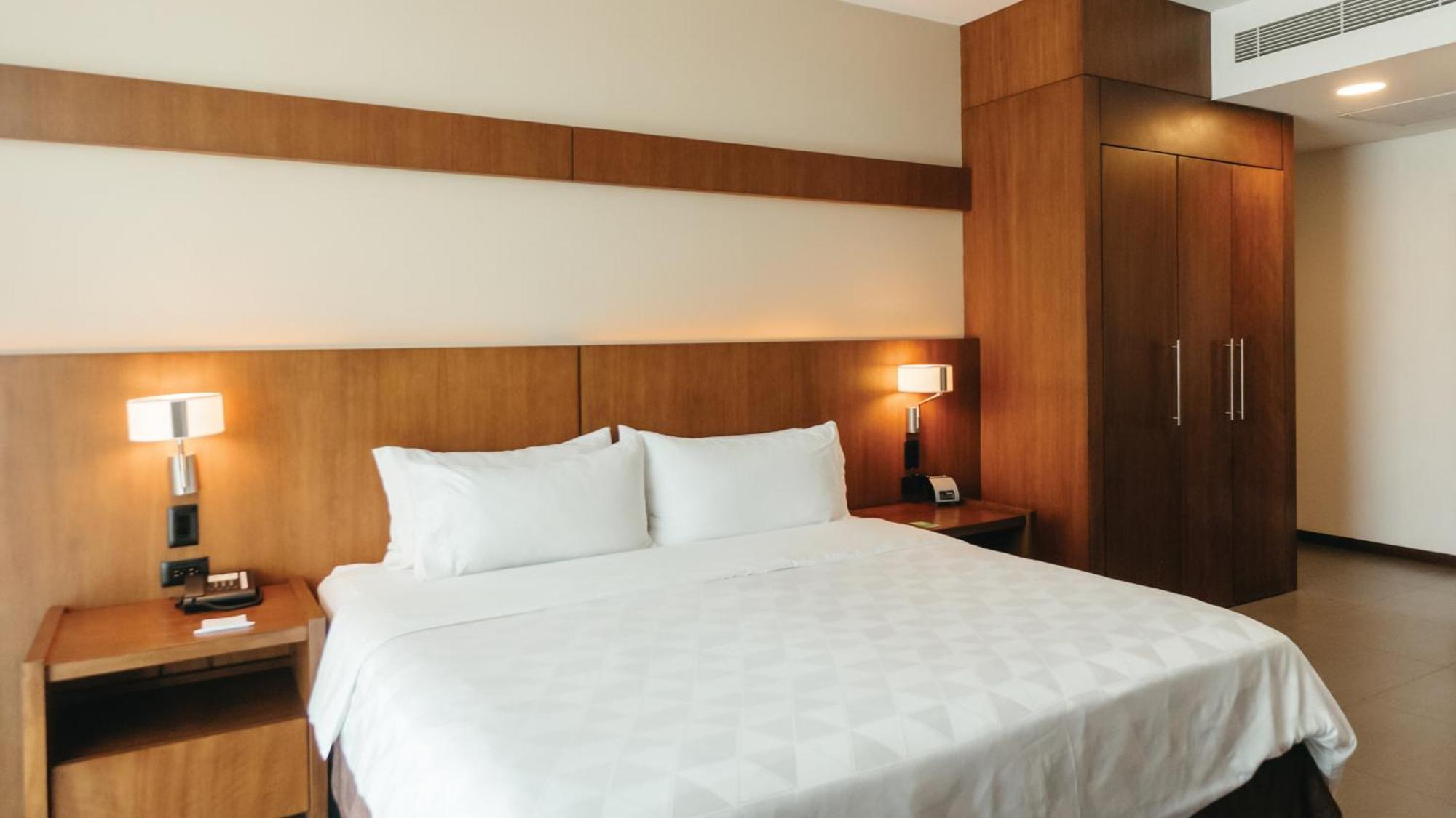 Holiday Inn Guayaquil Airport By Ihg Buitenkant foto A bedroom at the hotel