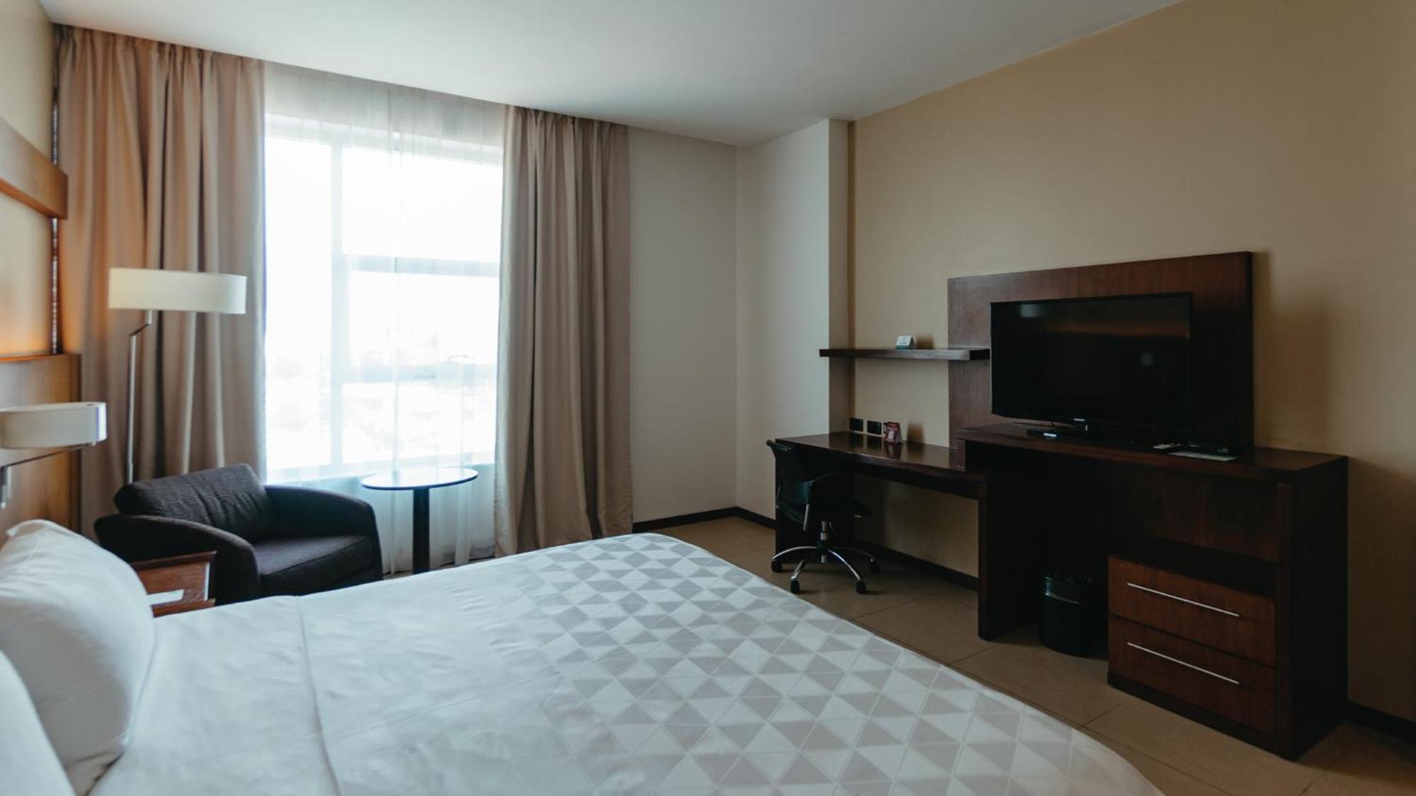 Holiday Inn Guayaquil Airport By Ihg Buitenkant foto A room at the hotel