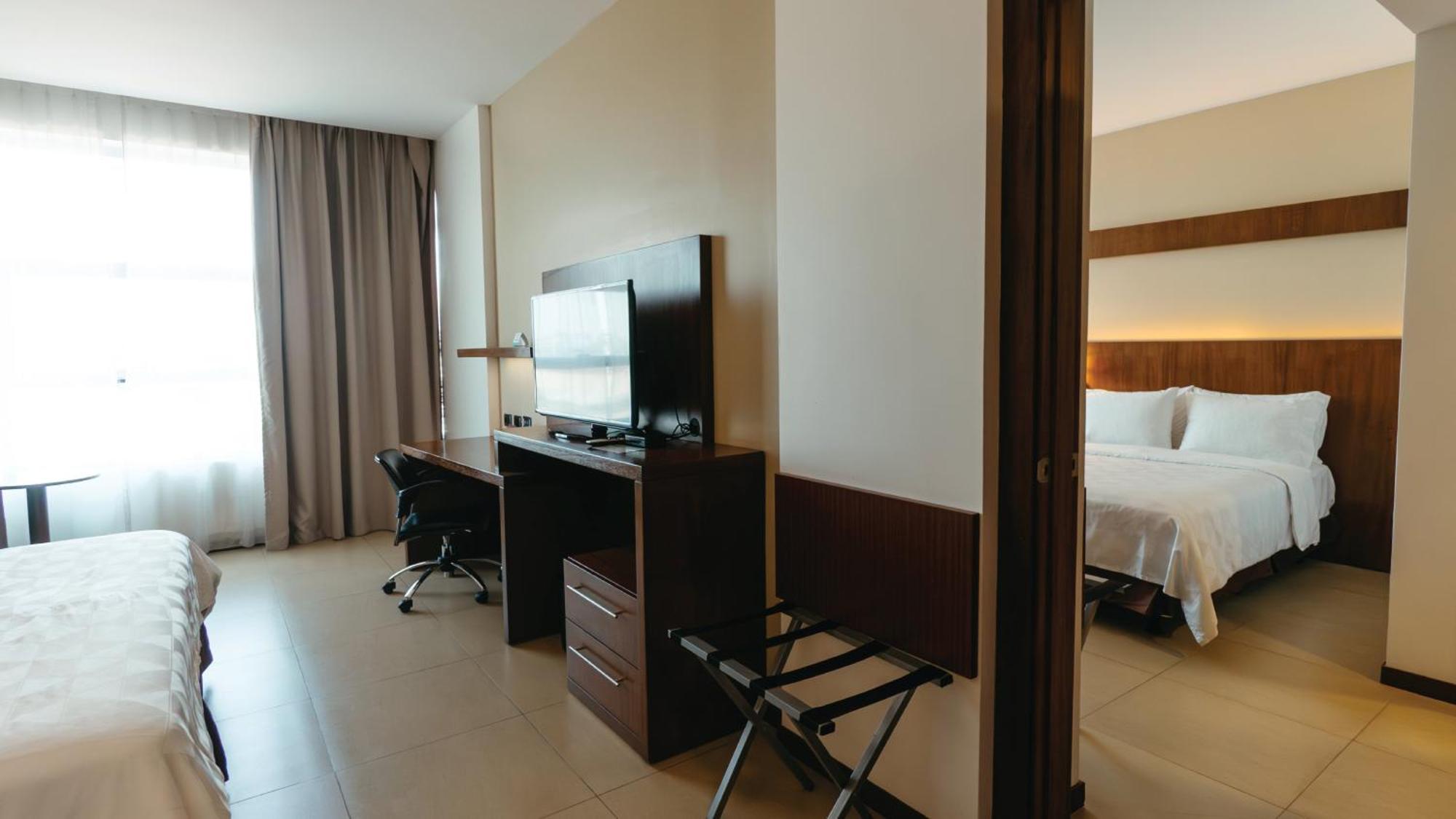 Holiday Inn Guayaquil Airport By Ihg Buitenkant foto A suite at the hotel