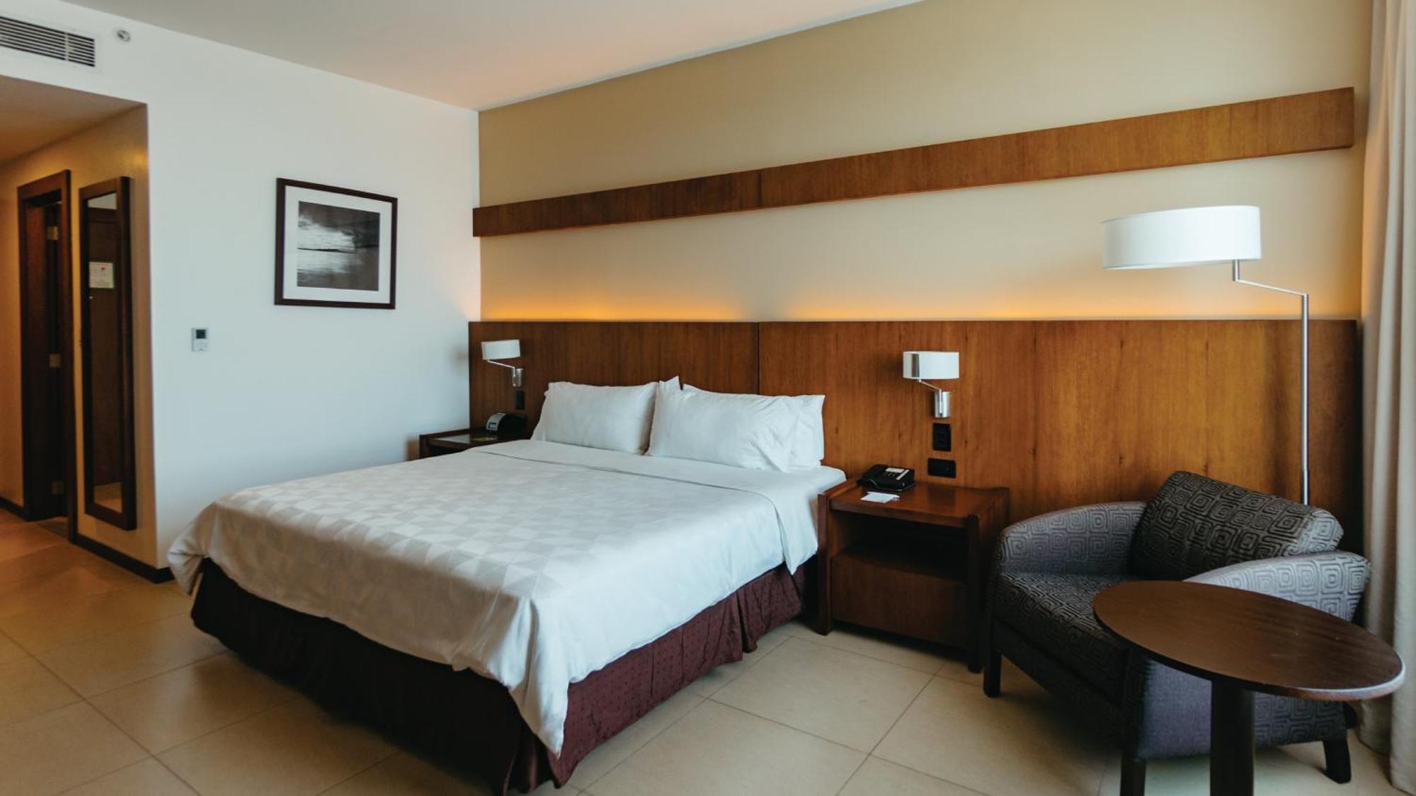 Holiday Inn Guayaquil Airport By Ihg Buitenkant foto A room at the hotel