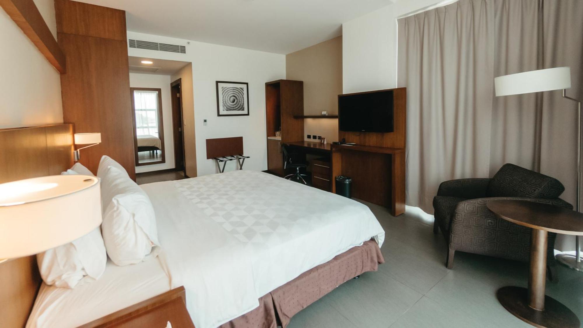 Holiday Inn Guayaquil Airport By Ihg Buitenkant foto A room at the hotel