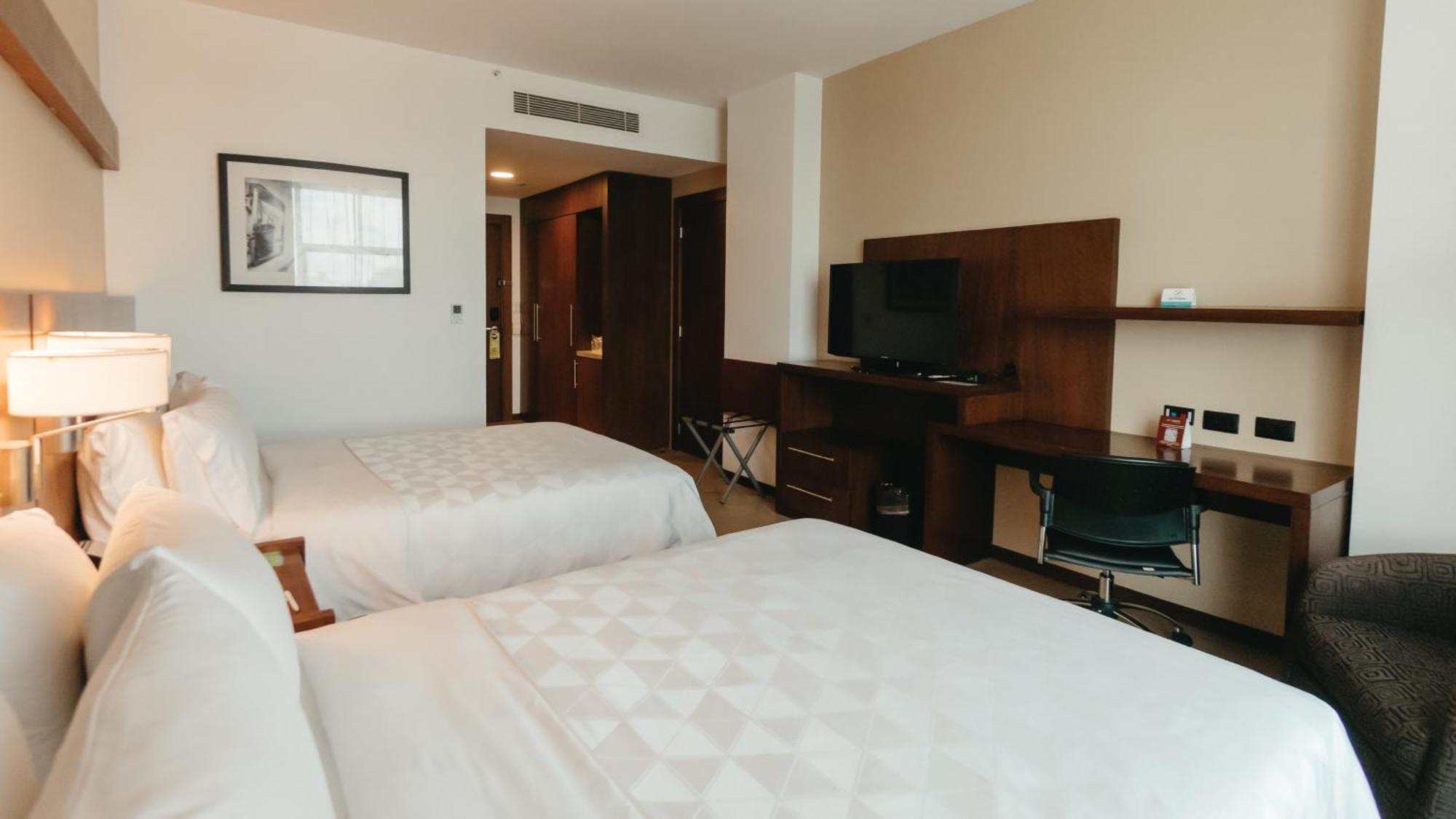 Holiday Inn Guayaquil Airport By Ihg Buitenkant foto A room at the Hilton London Heathrow