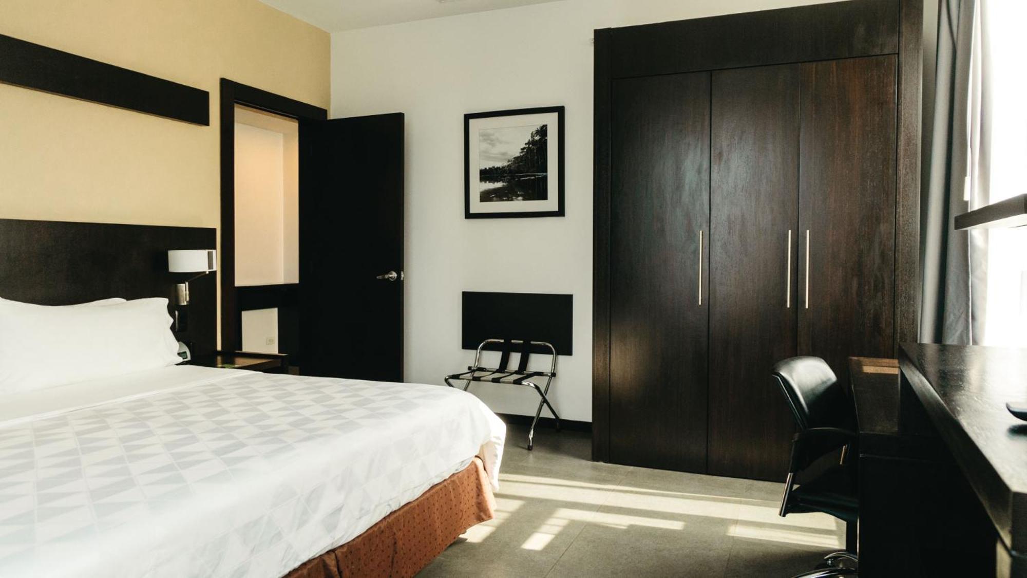 Holiday Inn Guayaquil Airport By Ihg Buitenkant foto A room at the hotel