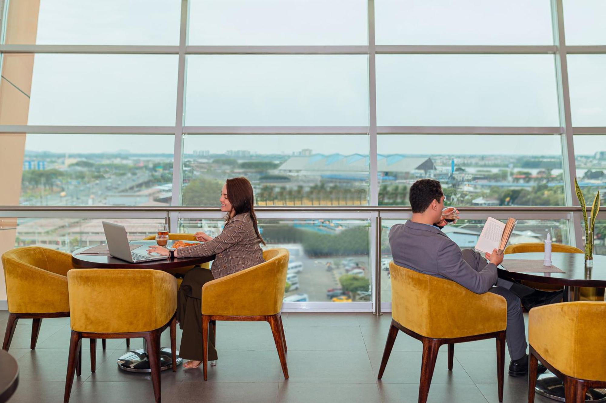Holiday Inn Guayaquil Airport By Ihg Buitenkant foto The lounge at the airport