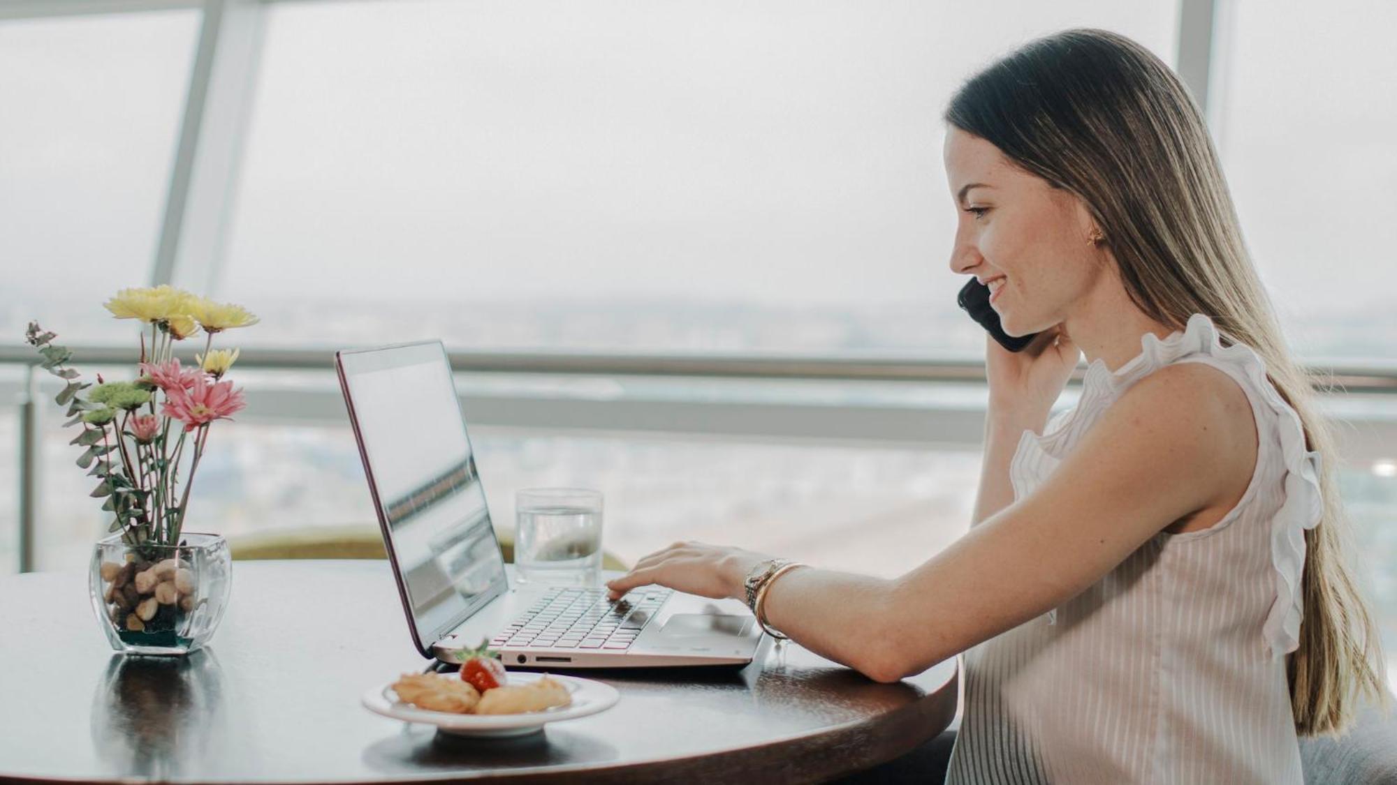 Holiday Inn Guayaquil Airport By Ihg Buitenkant foto A woman working from home