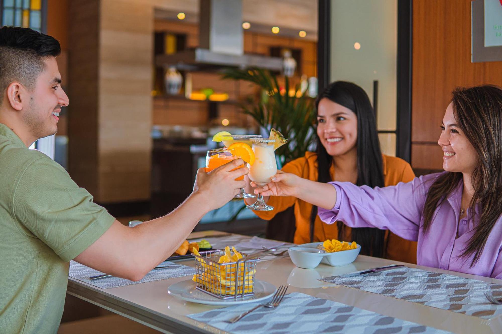 Holiday Inn Guayaquil Airport By Ihg Buitenkant foto A group of friends toasting with a margarita