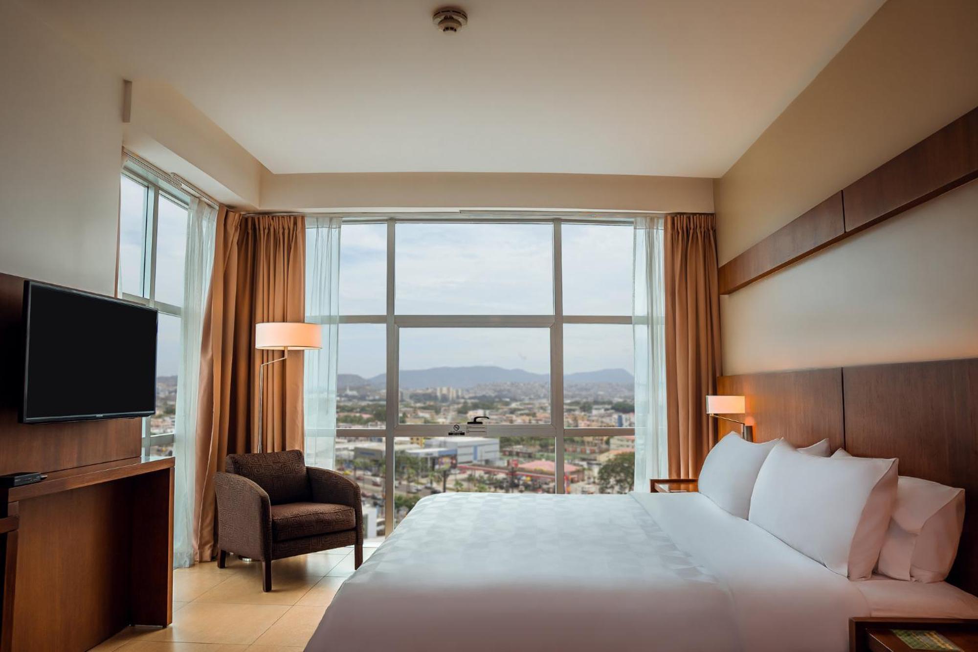 Holiday Inn Guayaquil Airport By Ihg Buitenkant foto A bedroom at the Hilton Garden Inn in Tucson, Arizona