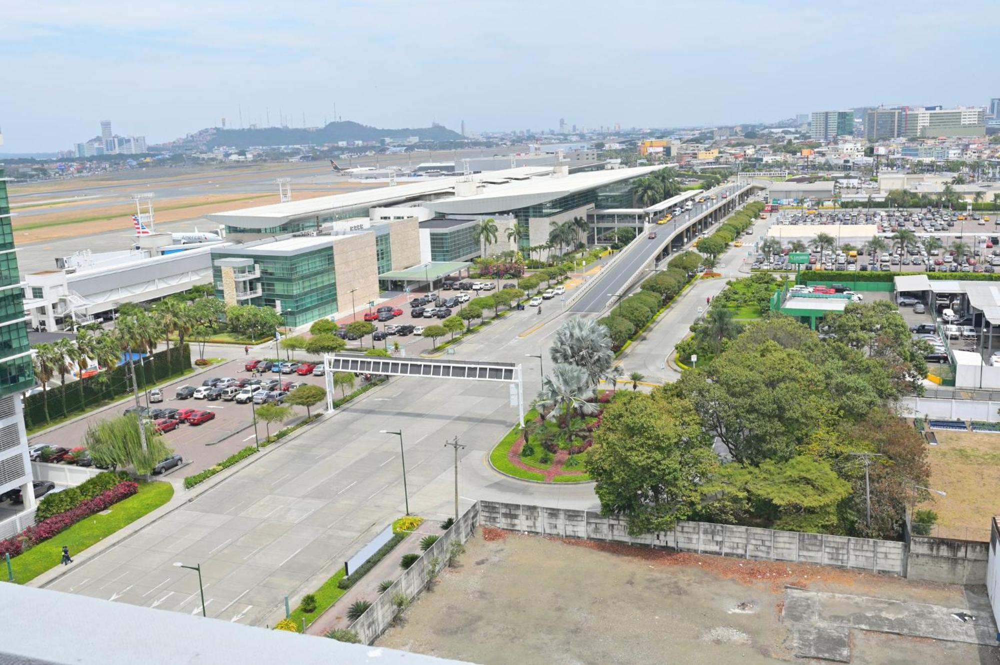 Holiday Inn Guayaquil Airport By Ihg Buitenkant foto View of the airport