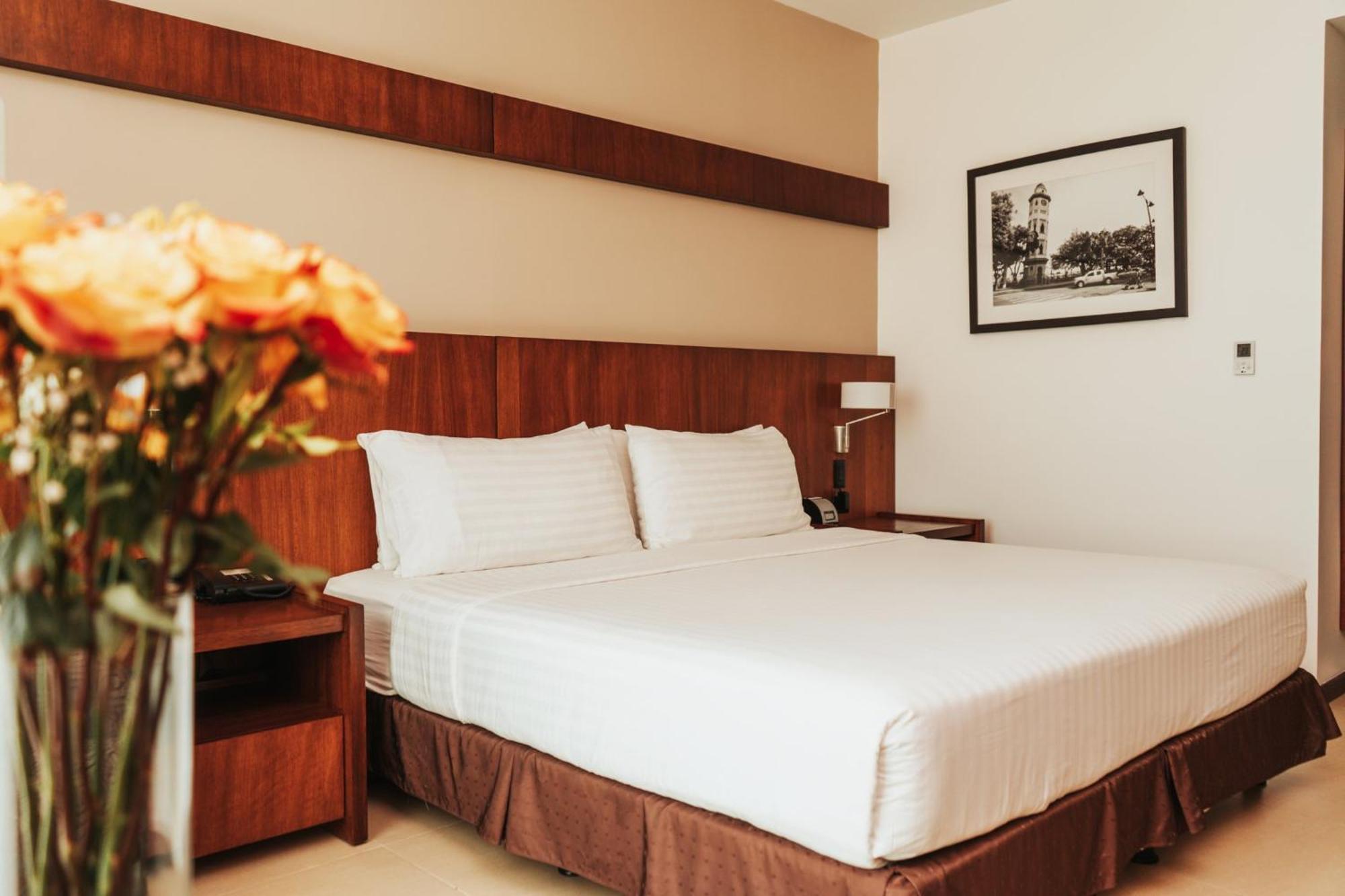 Holiday Inn Guayaquil Airport By Ihg Buitenkant foto A bedroom at the hotel