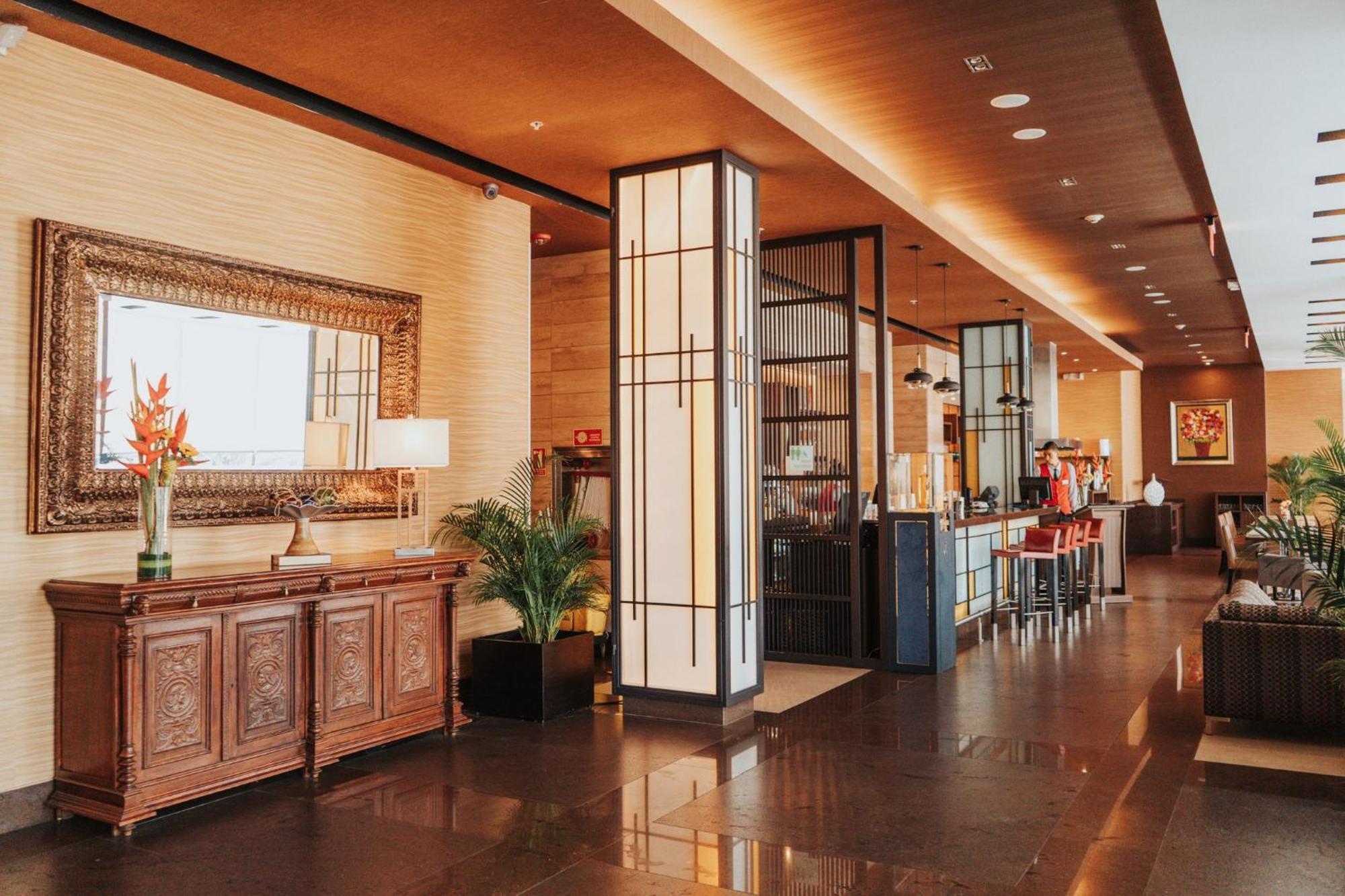 Holiday Inn Guayaquil Airport By Ihg Buitenkant foto The interior of the lounge