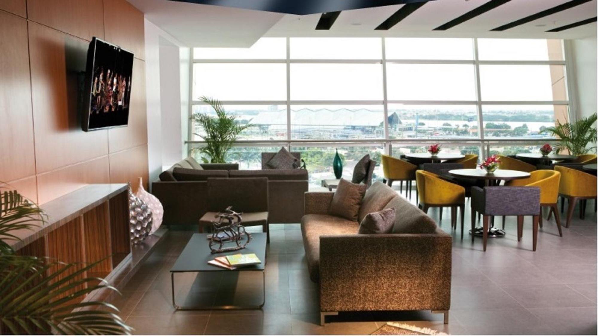 Holiday Inn Guayaquil Airport By Ihg Buitenkant foto The Club Lounge at KLIA