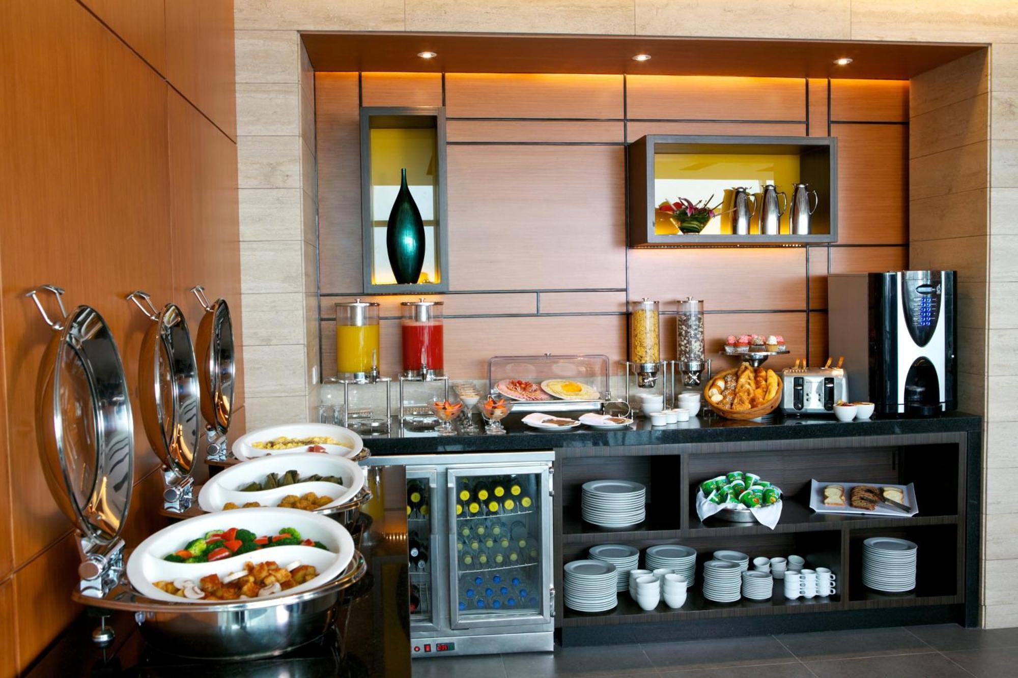 Holiday Inn Guayaquil Airport By Ihg Buitenkant foto A buffet at a hotel