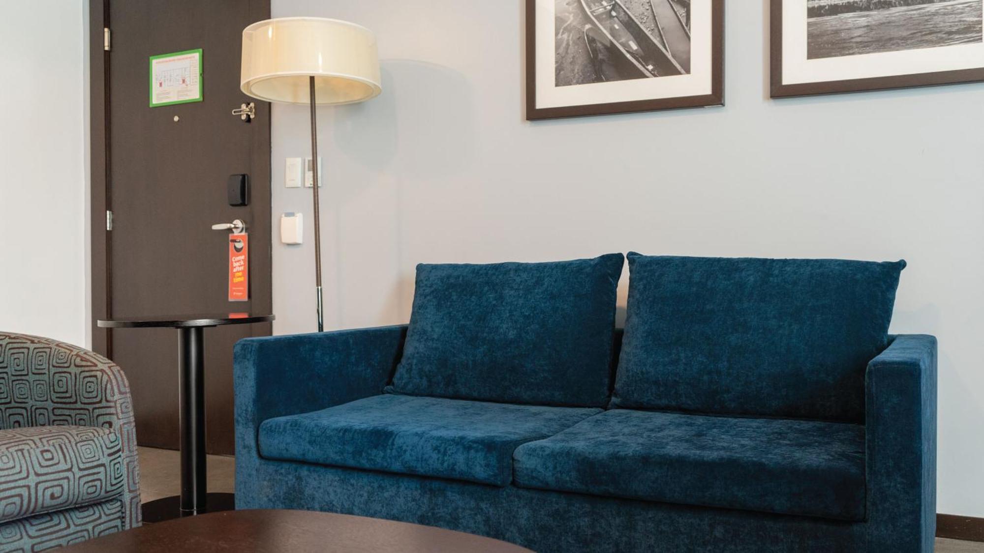 Holiday Inn Guayaquil Airport By Ihg Buitenkant foto A sofa