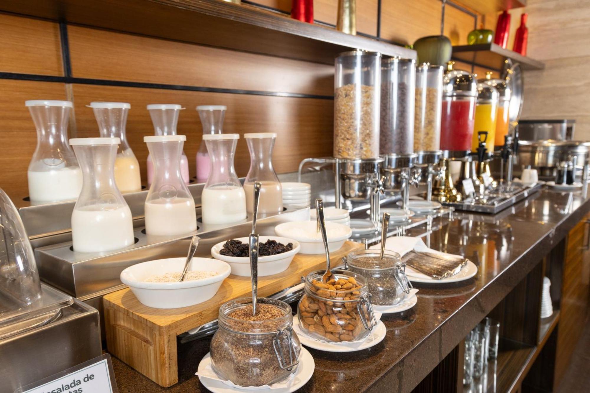 Holiday Inn Guayaquil Airport By Ihg Buitenkant foto A breakfast buffet