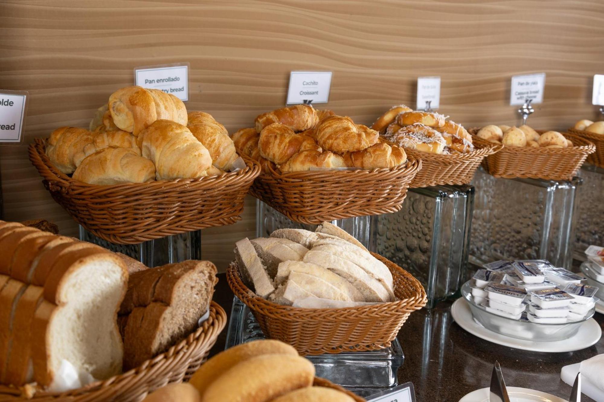 Holiday Inn Guayaquil Airport By Ihg Buitenkant foto Buns and pastries