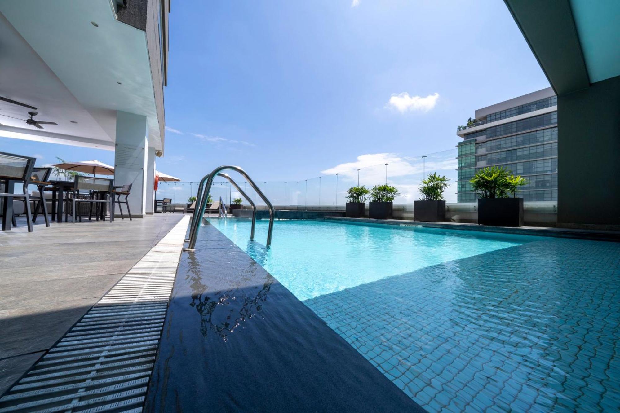Holiday Inn Guayaquil Airport By Ihg Buitenkant foto The swimming pool at the 33rd floor of the hotel
